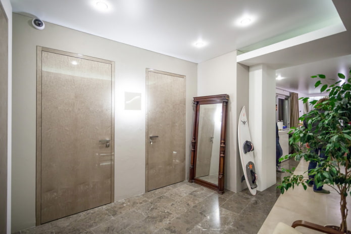 Puertas beige en el interior del pasillo