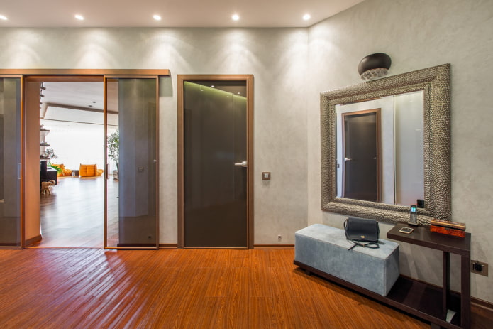 Puertas de cristal en el interior del pasillo