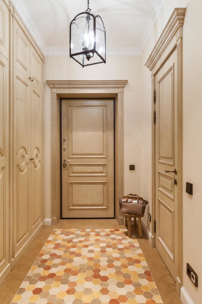 Puertas beige en el interior del pasillo