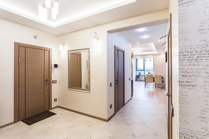 Combinación de puertas con zócalo en el interior del pasillo