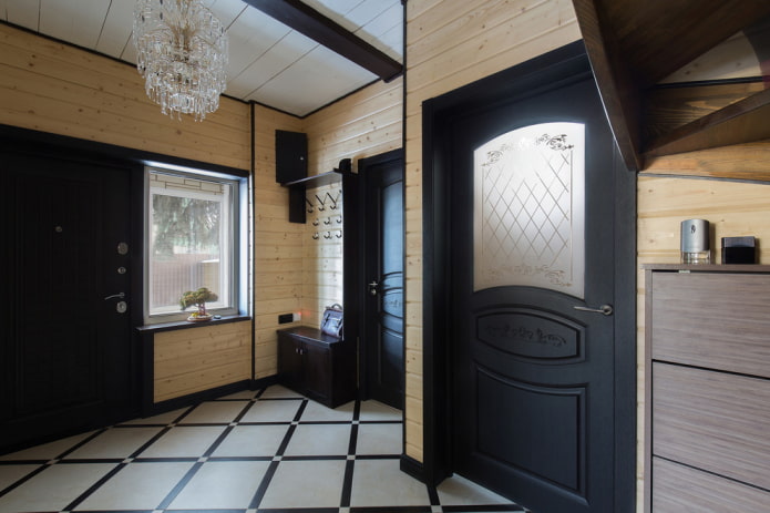 Puertas negras en el pasillo interior