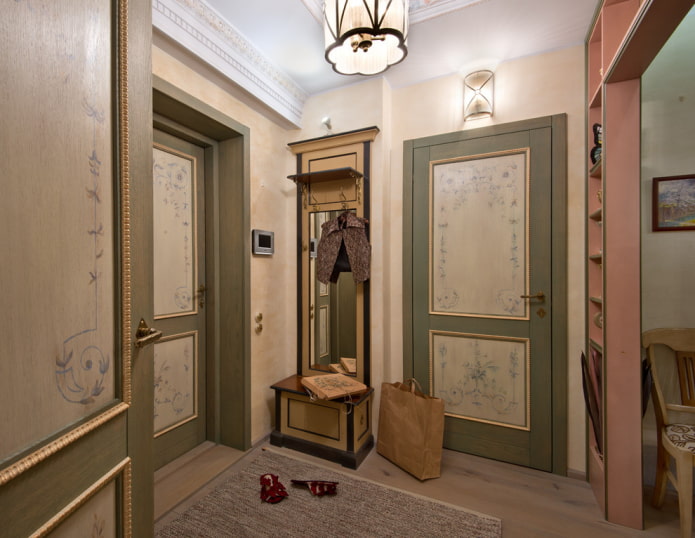 puertas con patrones en el pasillo interior