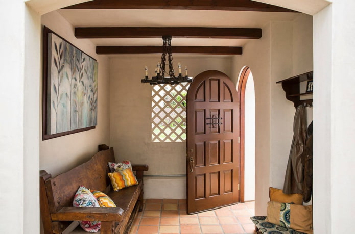 puerta arqueada en el pasillo interior
