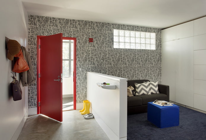 puerta roja en el pasillo interior