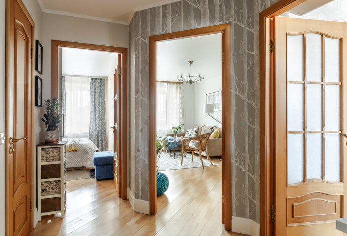 Puertas marrones en el recibidor