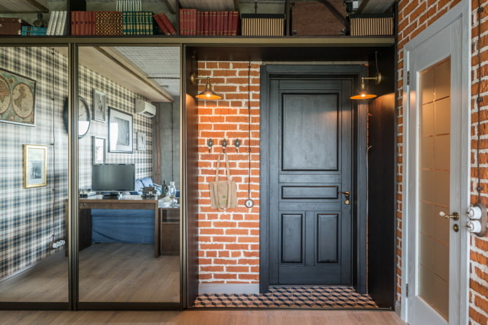 Puerta de entrada en el pasillo estilo loft