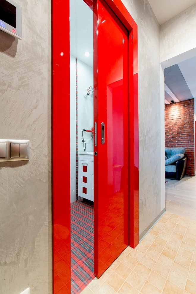 Puertas rojas en el interior estilo loft