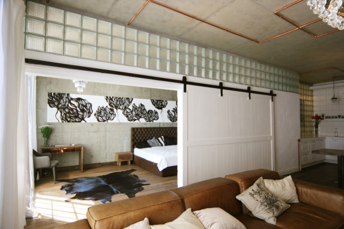 Puertas de granero en un interior tipo loft