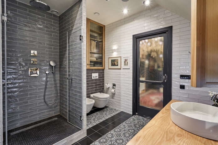 puerta en el interior del baño estilo loft