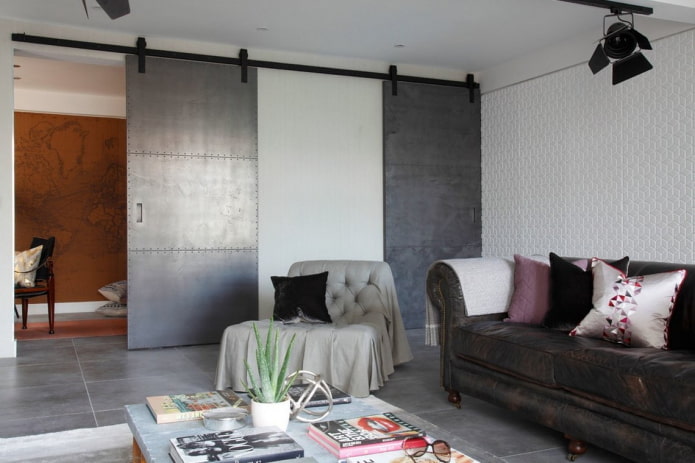 Puertas de granero en una sala de estar tipo loft