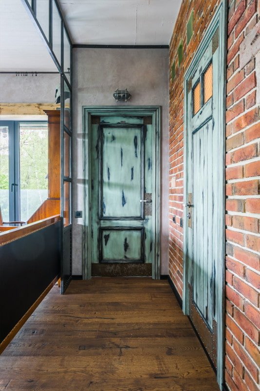 puertas envejecidas en interiores de estilo loft