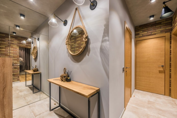 Puertas de madera en el pasillo en estilo loft