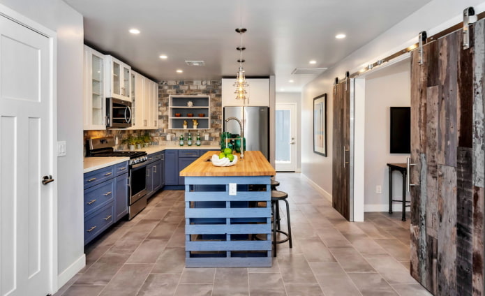 Puertas en el interior de la cocina en estilo loft
