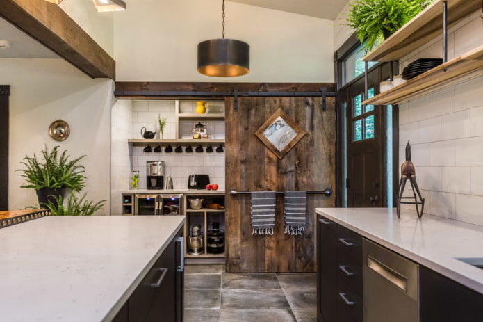 Puerta de tablas en la cocina de estilo loft