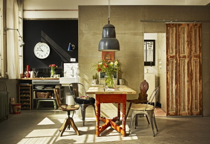 Puertas en el interior de la cocina en estilo loft