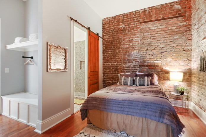 Puertas de madera en el interior en estilo loft