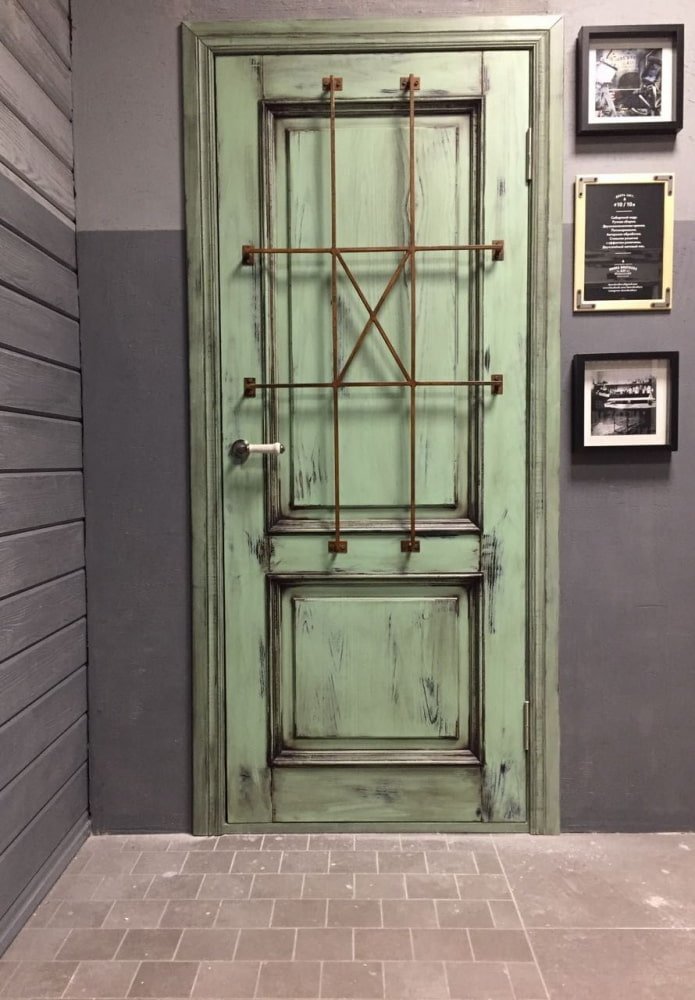 Puertas verdes en un interior estilo loft