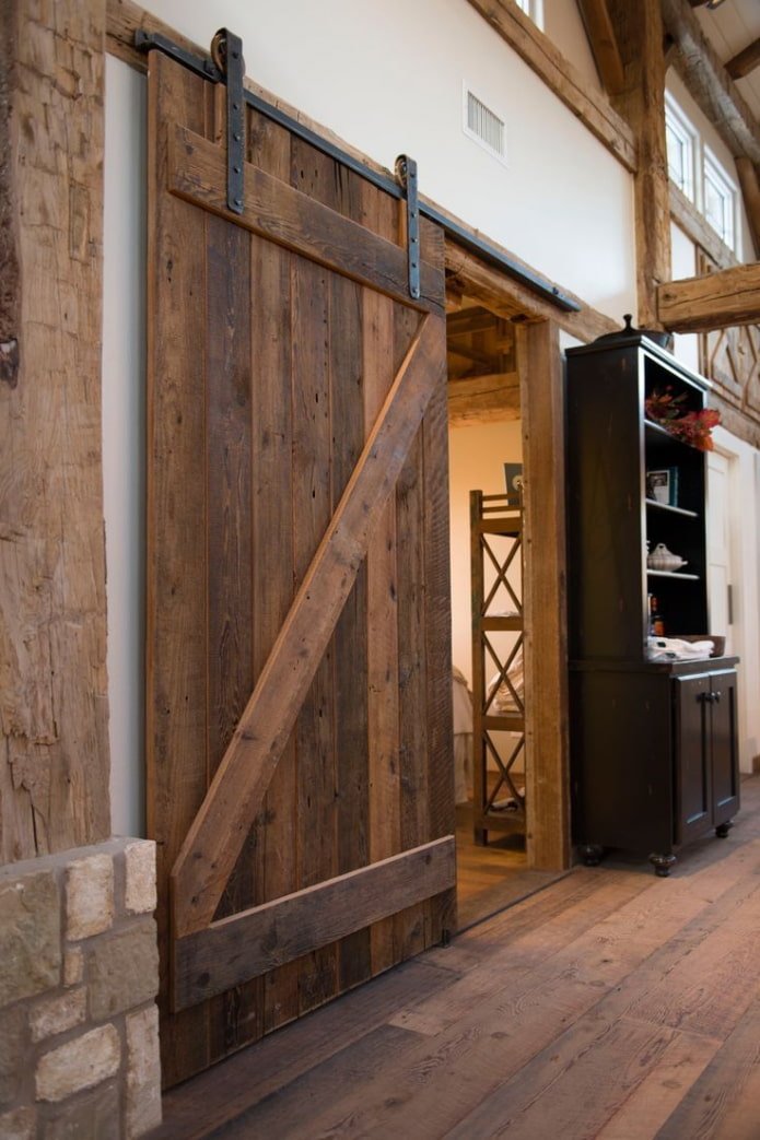 Puertas marrones en el interior estilo loft