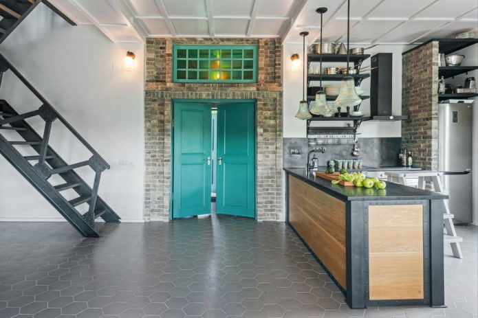 Puertas en el interior de la cocina en estilo loft