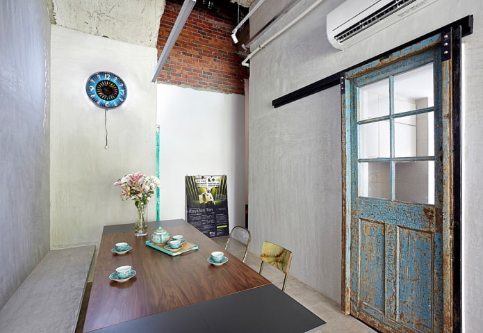 Puerta con cristal en el interior de estilo loft