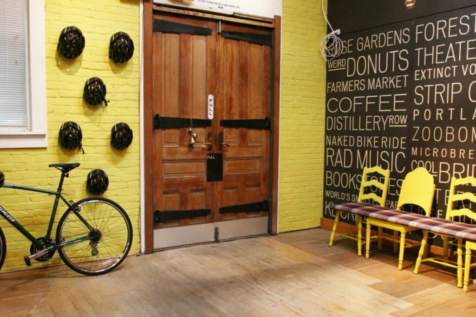 Puertas de madera maciza en el interior de estilo loft