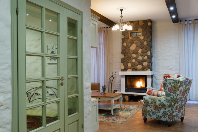 Puertas verdes en el interior de estilo provenzal
