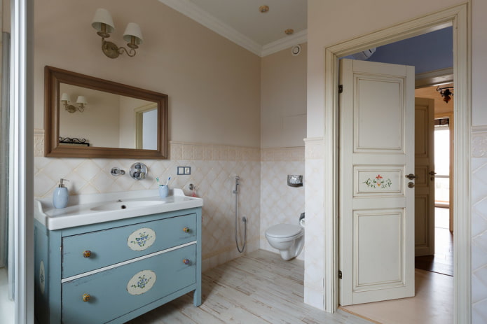 Puertas pintadas en el baño al estilo provenzal