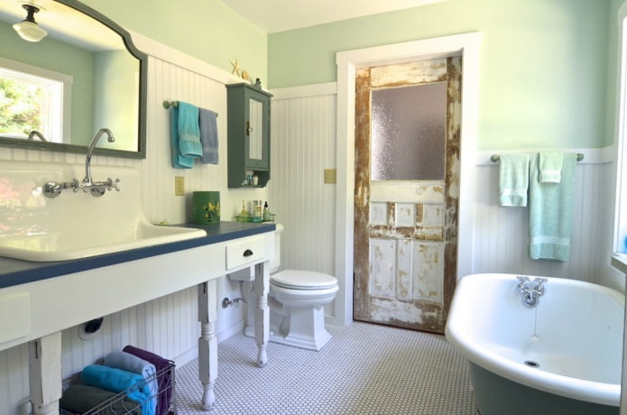 Puertas envejecidas en el baño de estilo provenzal
