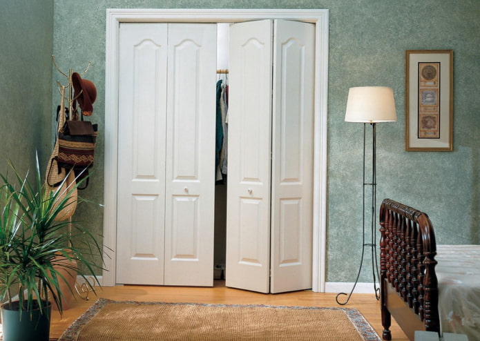 Puertas en forma de acordeón para interiores de estilo provenzal
