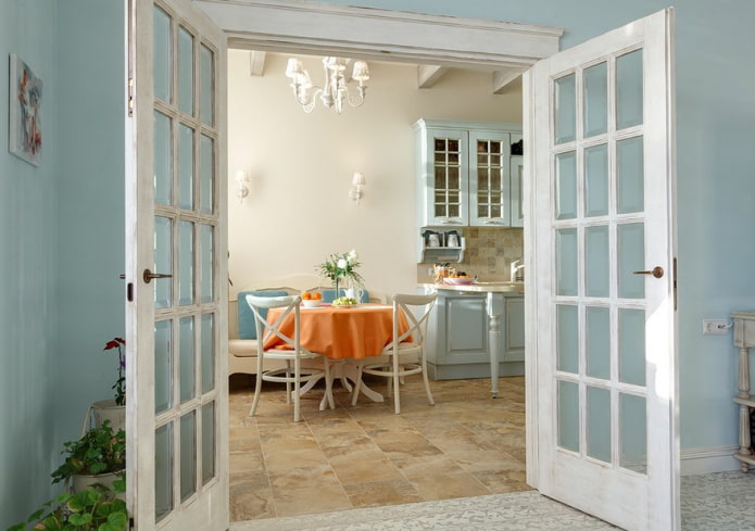 Puertas en el interior de la cocina al estilo provenzal