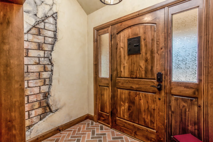 Puertas marrones en el interior de estilo provenzal