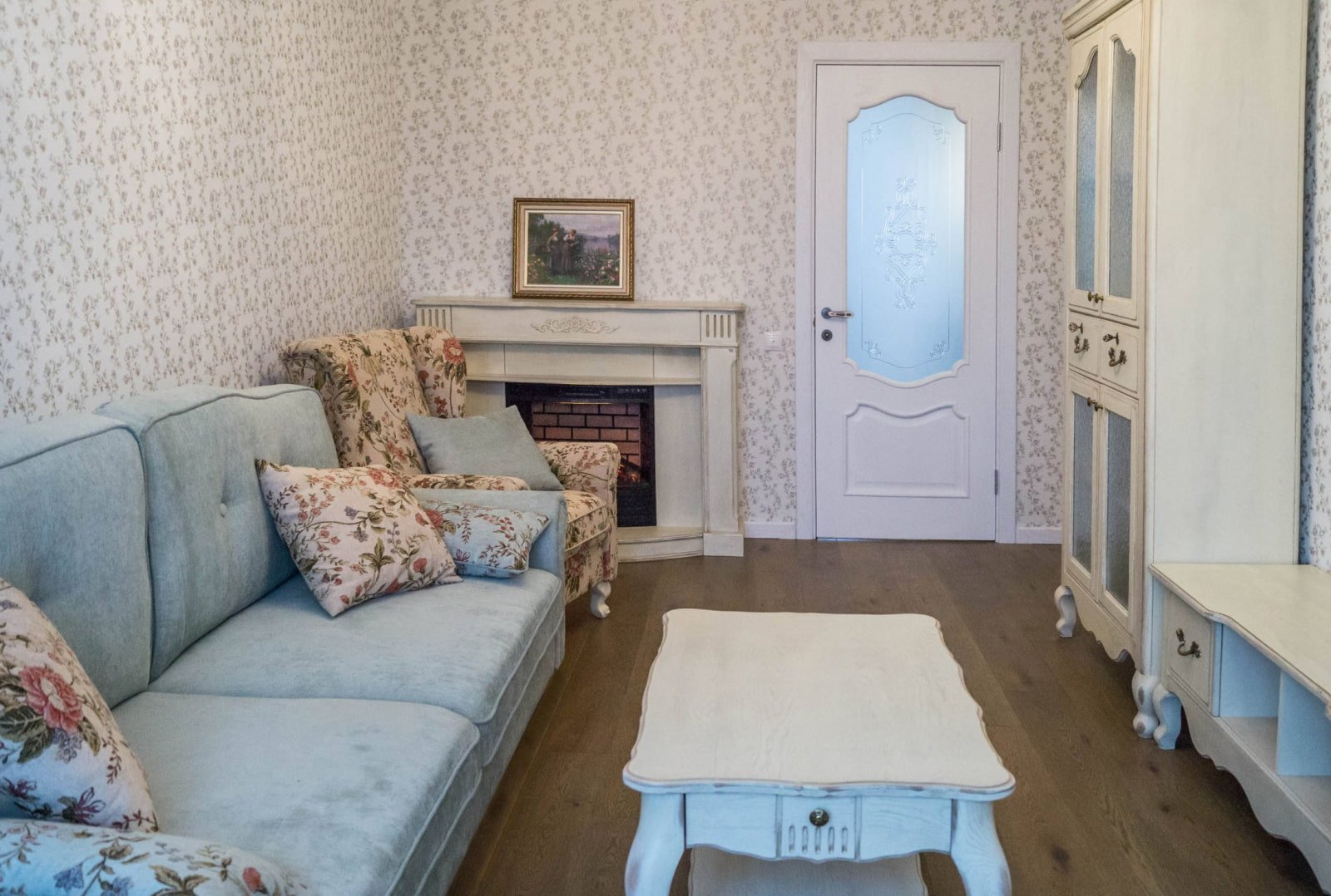 combinación de papel pintado con laminado y puertas