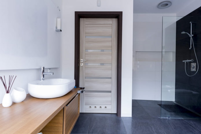 puerta con reja en el baño