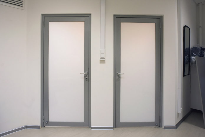 puerta de plástico gris