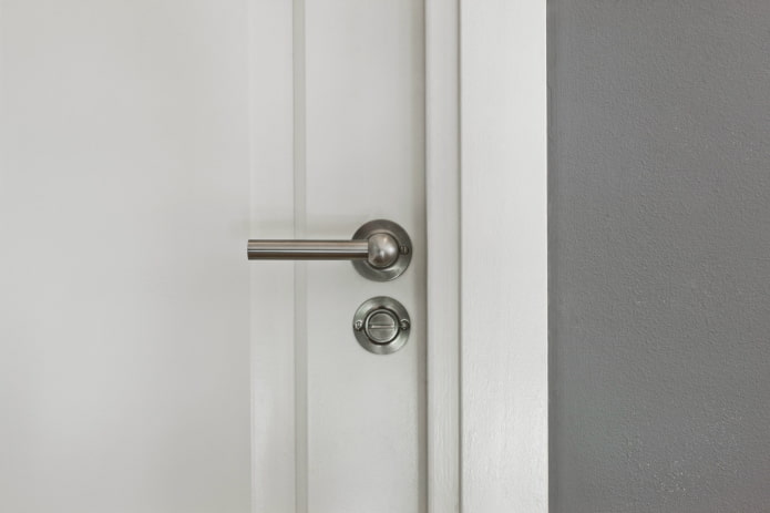 puerta con cerradura para inodoro