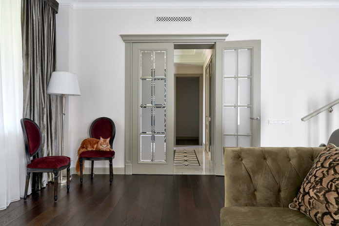 Puertas grises en el interior del salón