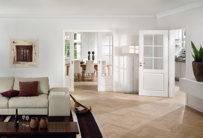 Puertas en el interior de un salón de paso