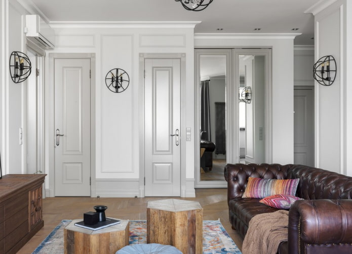 Puertas en el interior de un salón de paso