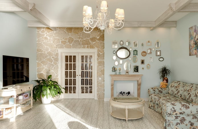 Puertas en el interior de la sala de estar de estilo provenzal