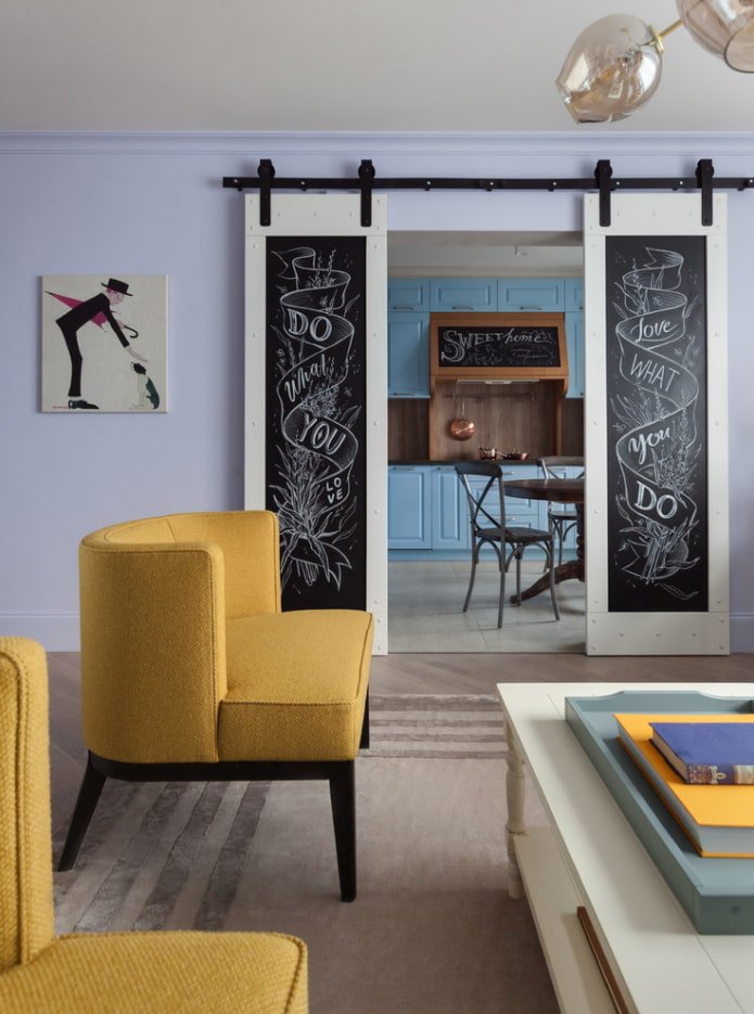 puertas con patrones en el interior de la sala de estar