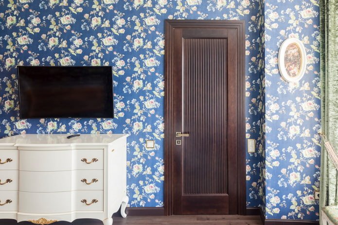 Puertas de color wengué combinadas con papel pintado en el interior
