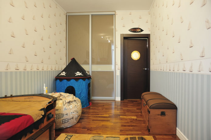 Puertas interiores de color wengué en una habitación infantil