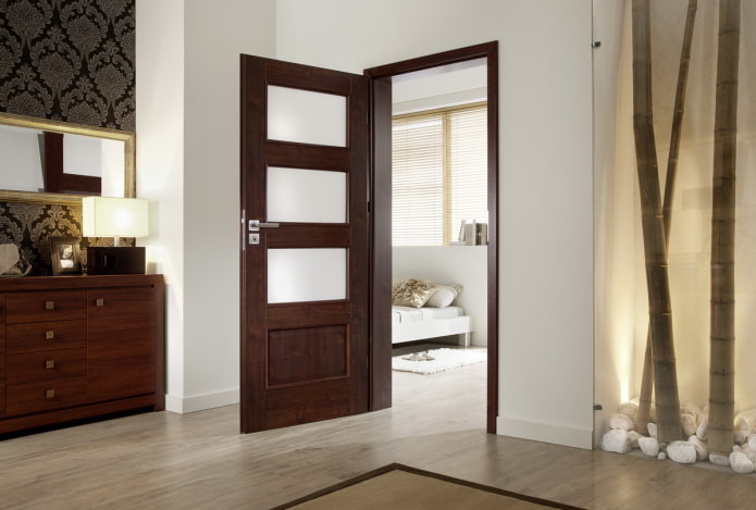 Puertas de color wengue en combinación con el suelo del interior