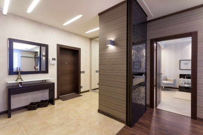 Puertas de color wengué combinadas con rodapié en el interior