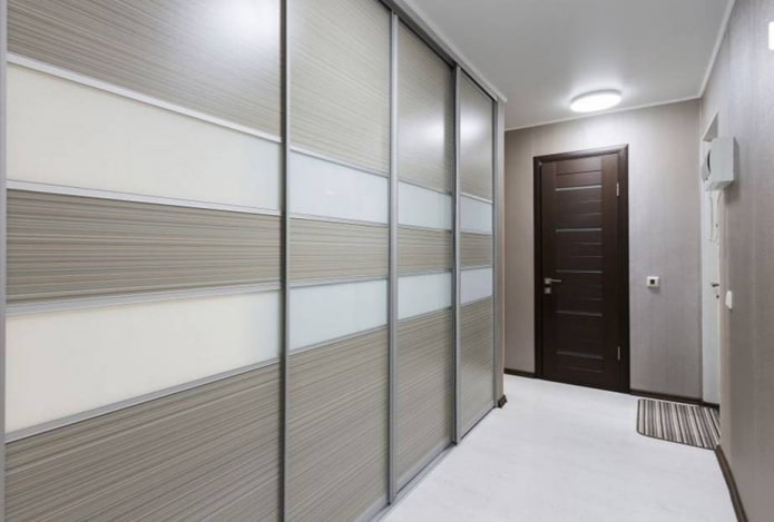 Puertas de color wengué combinadas con el suelo del interior