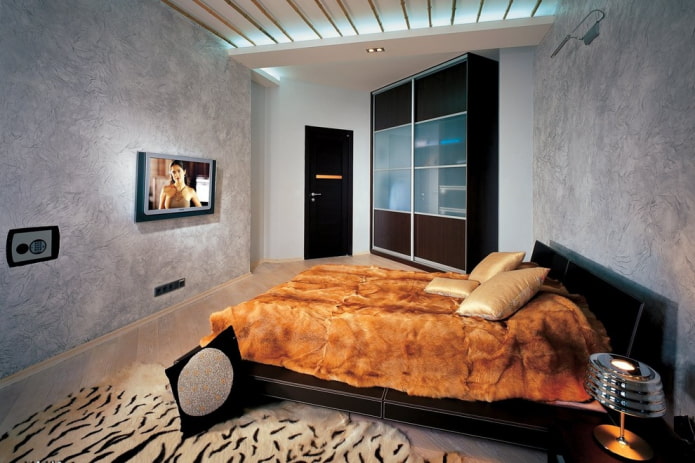 Puertas de color wengué combinadas con rodapié en el interior