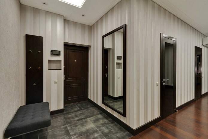 Puertas de color wengué combinadas con rodapié en el interior