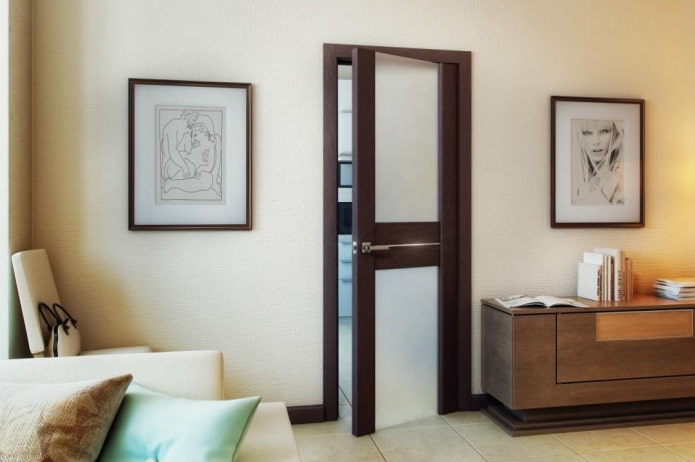 Puertas de color wengué en combinación con muebles de interior
