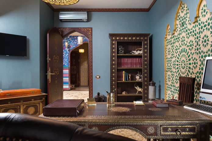 Puertas de color wengué en la oficina de estilo oriental
