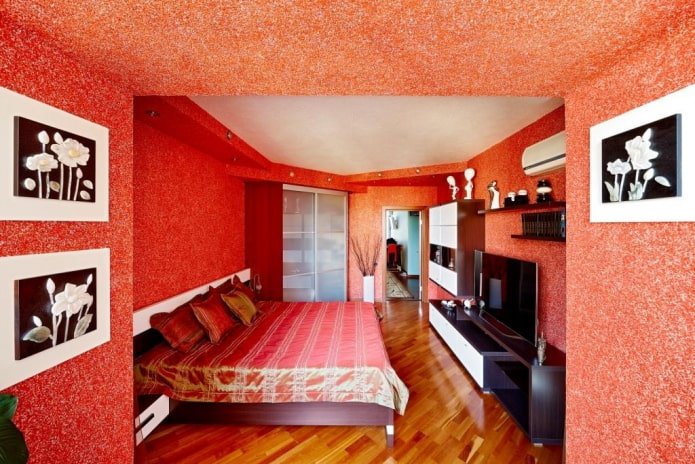 puerta decorada con papel pintado líquido